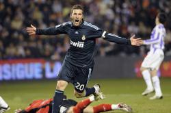 爱游戏在线-德甲争冠战之夜，苏亚雷斯如何成为攻防转换的核心引擎