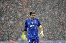 爱游戏官方-冰与火的对决，利物浦强势晋级，莱万刷新纪录之夜