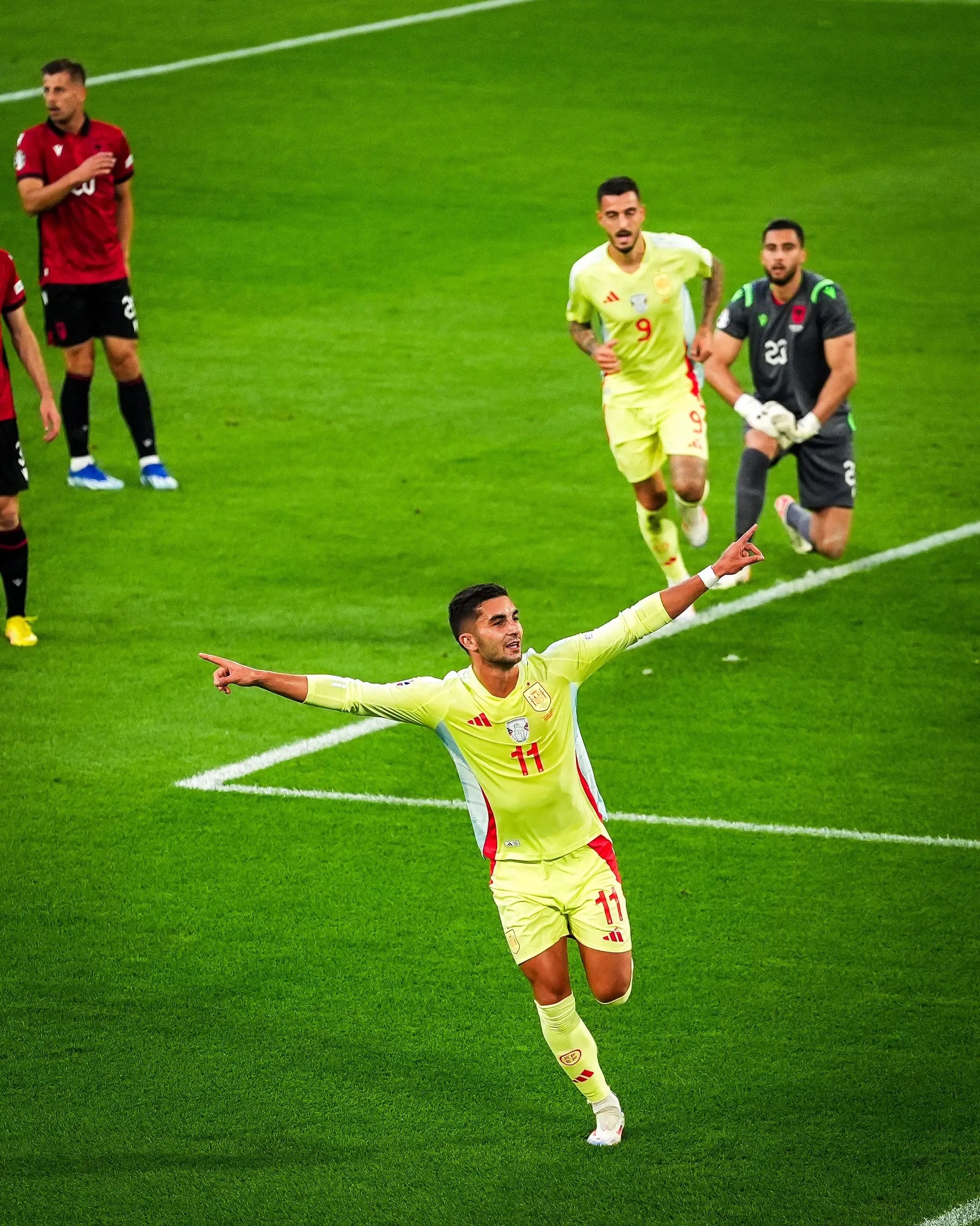 西班牙取得胜利，强势晋级