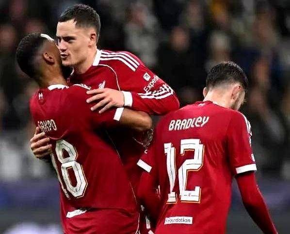 阿贾克斯完胜对手，晋级欧冠八强