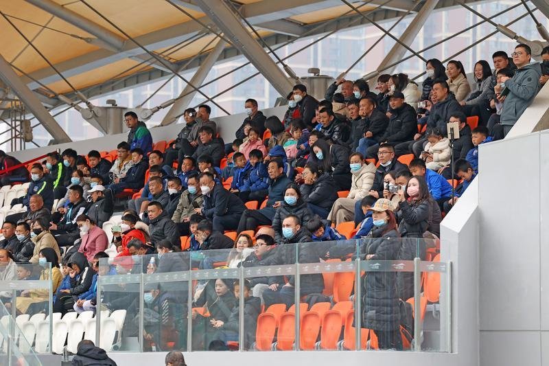 足球比赛引发球迷集体观看狂潮