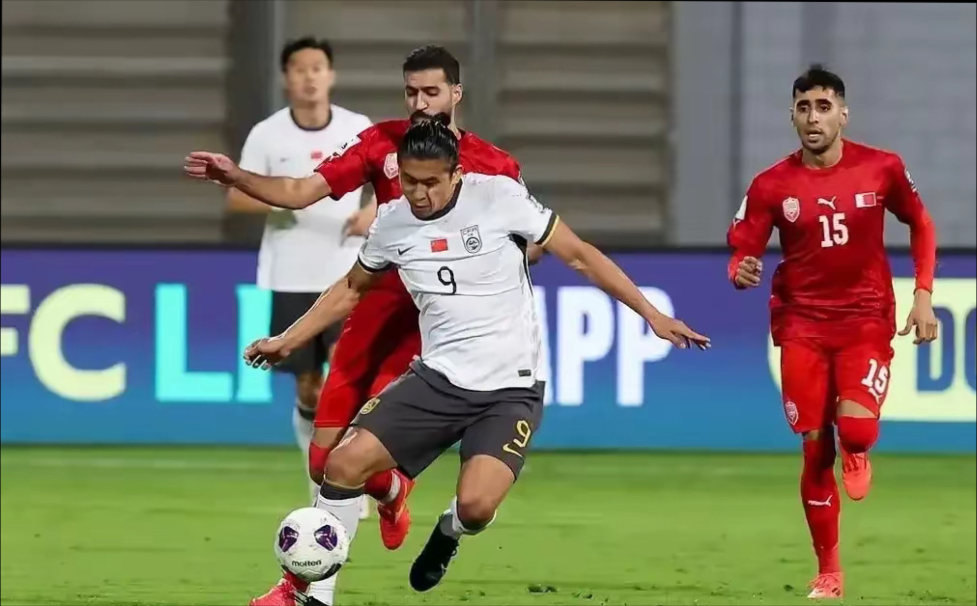 精彩绝伦的比赛,场上局势紧张刺激 精彩绝伦的比赛,场上局势紧张刺激