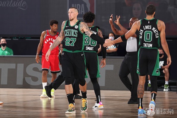 猛龙主场战胜人，东部半决赛系列赛持平