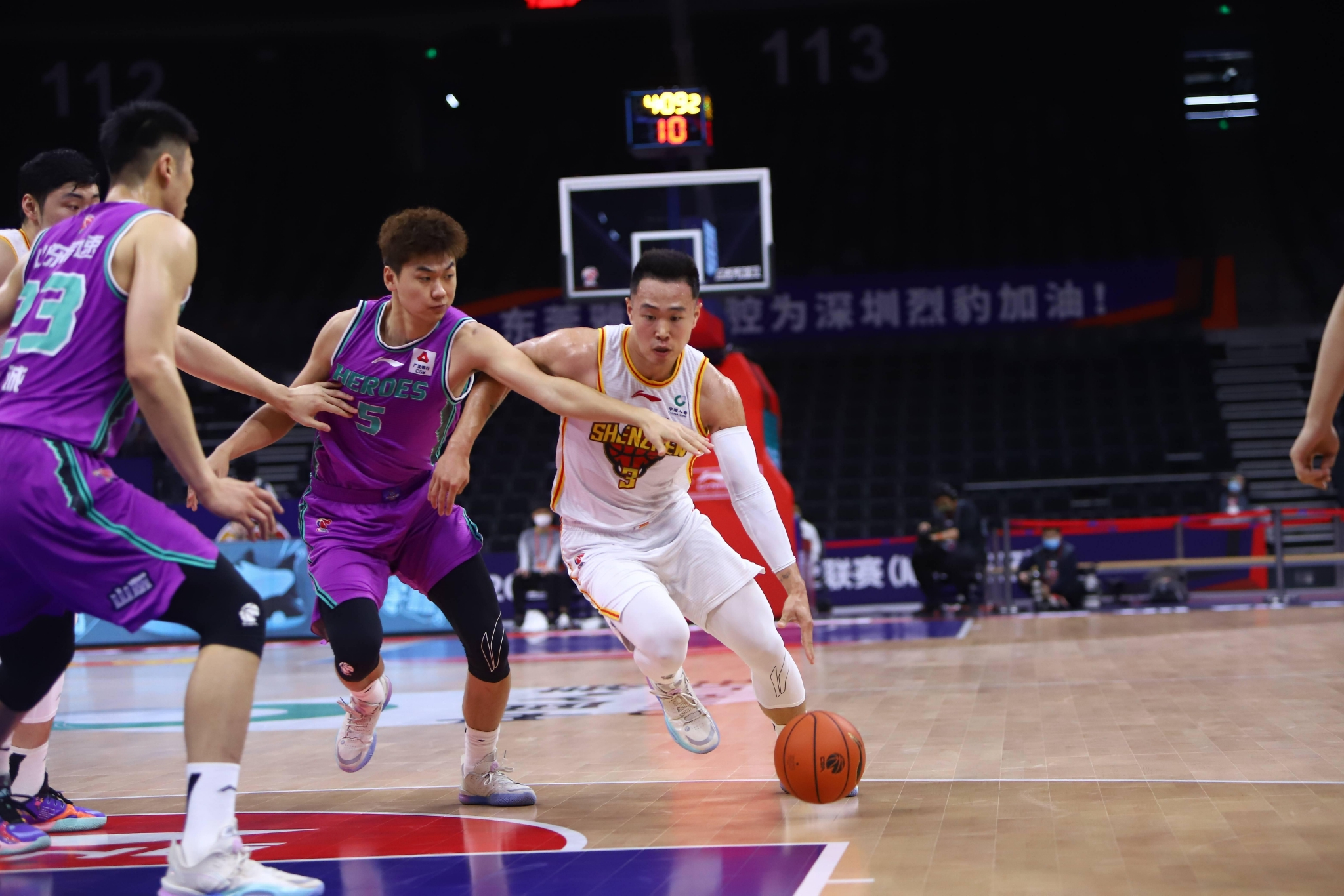 深圳队险胜热火，布克惊艳四座的简单介绍