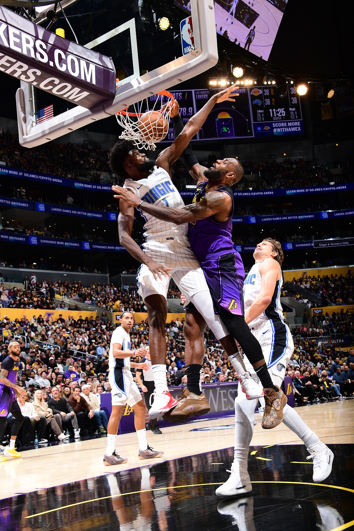 湖人B队强势巴西男篮，布克送出助攻