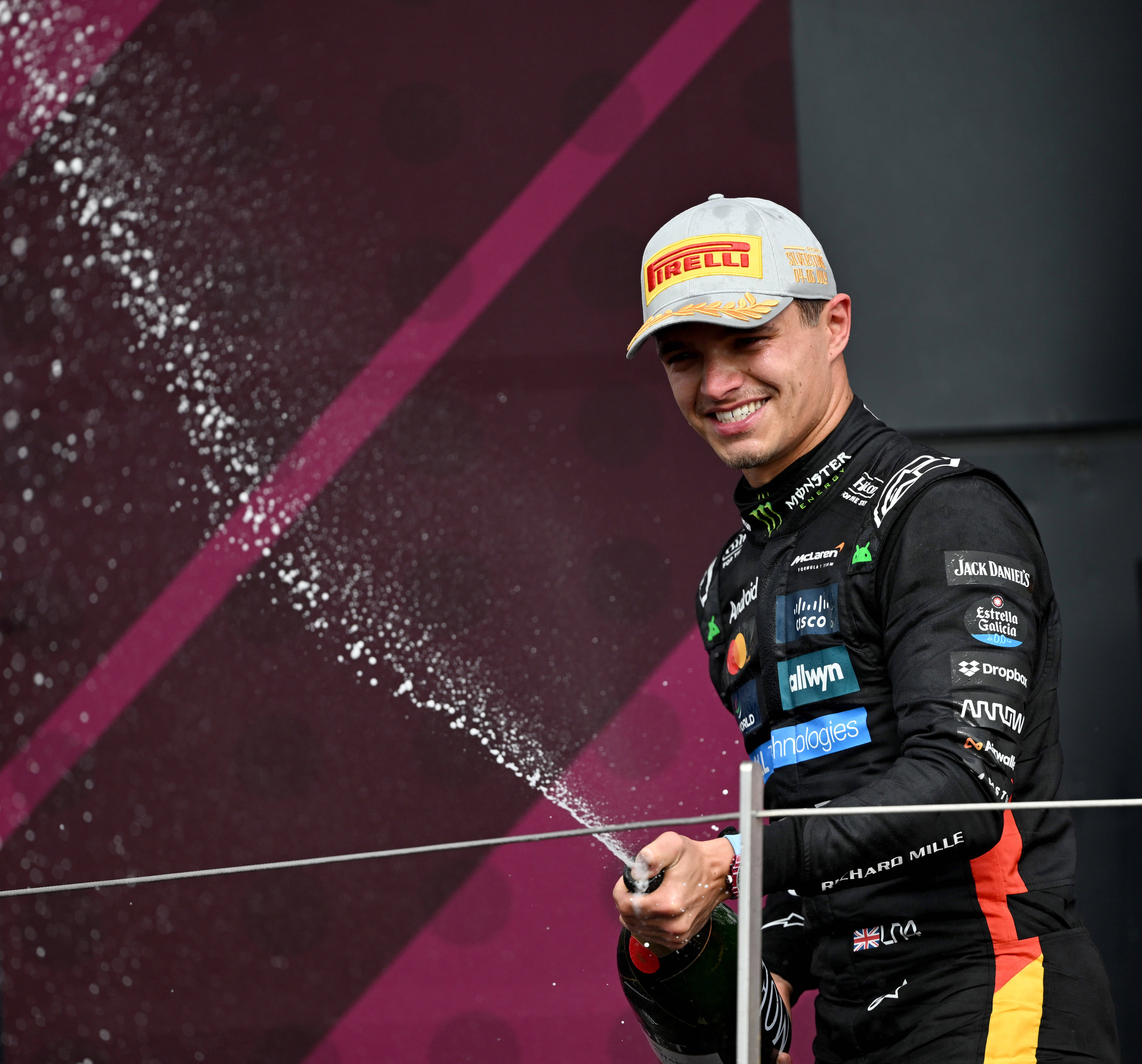 包含索伯车队完胜迈凯伦，诺里斯统治全场的词条